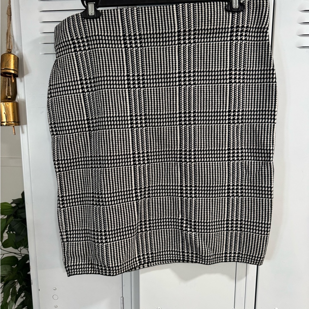 Chaps Black and White Checkered Pencil Skirt